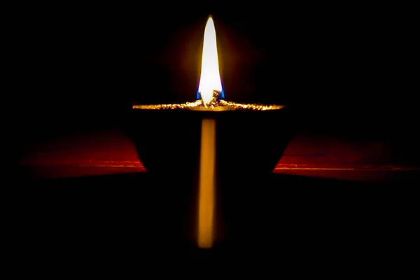 Lámpara Aceite India Con Reflejos Iluminación Templo Noche Diwali —  Fotos de Stock