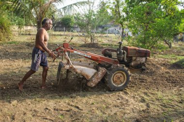 Yaşlı Perungalathur, Chennai, Hindistan. 25-Nisan-2020: Çerçeve Mini traktörü tarlada ve tarım hasadı için kök ekimi ve kentsel alanda yetiştirme. Tiller traktörü.
