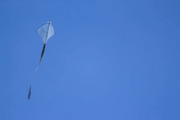 Cometa Vuela Viento Cometa Volando Contra Cielo Aislado Sobre Fondo —  Fotos de Stock