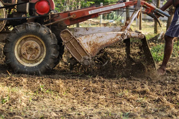 Lantbrukare Lämnar Minitraktor För Plantering Rotfrukter Landsbygden Blåser Ett Fält — Stockfoto