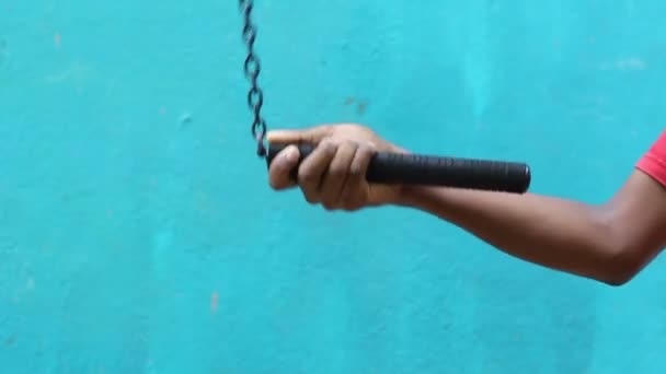 Treinamento Nunchaku Menino Maduro Praticando Nunchaku Livre Isolado Fundo Azul — Vídeo de Stock