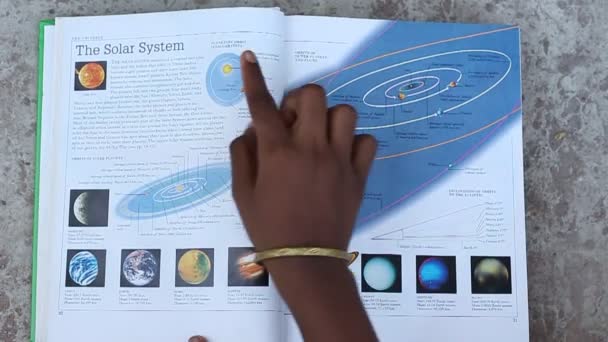 Mädchen Liest Freien Ein Buch Mädchen Sitzen Und Lernen Solarsystem — Stockvideo