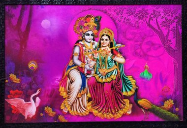 Chennai, Hindistan 26-Kasım-2019: Hindu tanrısı Sri Krishna ve Radha 'nın brindavan' daki bahçede oynadıkları çerçeve sanatı. Radha Krishna Aşk izole güzel bir arka plan.
