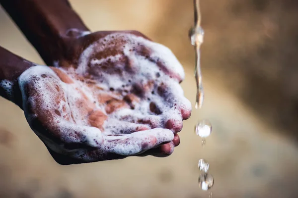 Handwas Een Man Die Thuis Zijn Handen Tuin Wast Corona — Stockfoto