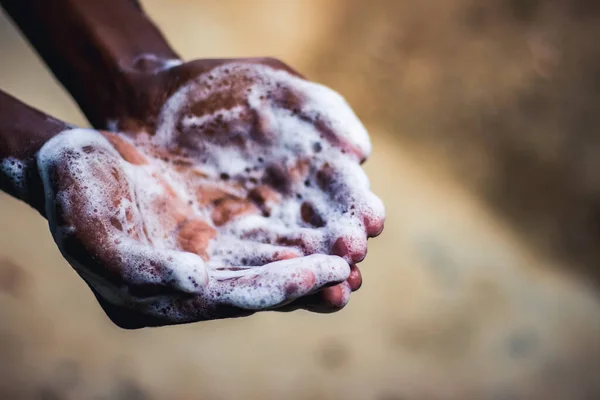 Handwas Een Man Die Thuis Zijn Handen Tuin Wast Corona — Stockfoto
