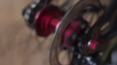 Bmx veya mtb tekerleğinin dönen bisiklet merkezinin görüntüsünü kapat
