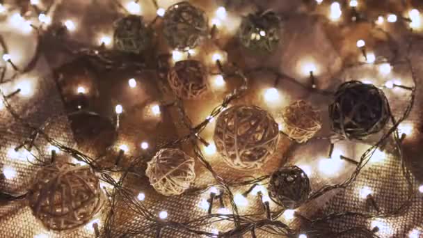 Närbild jul garland och handgjorda bollar — Stockvideo