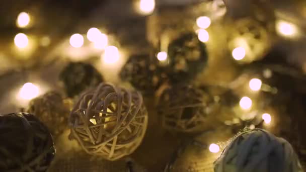 Cerrar guirnalda de Navidad y bolas hechas a mano — Vídeos de Stock