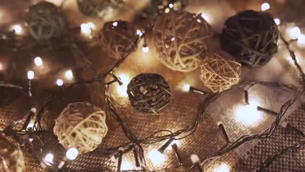Закрыть рождественские гирлянды и шары ручной работы — стоковое видео