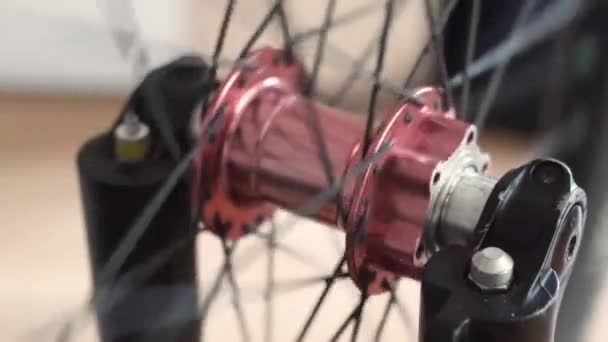 Вид крутящегося колеса bmx или mtb на велосипеде — стоковое видео