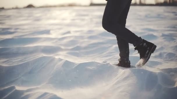 Close up de mulheres pés andando sobre a neve — Vídeo de Stock