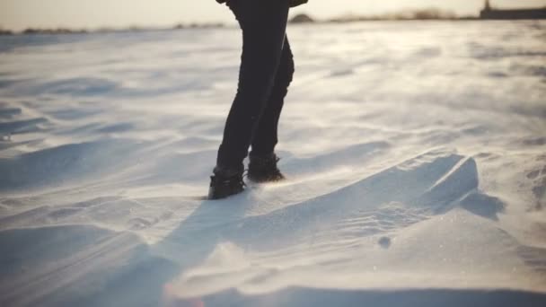 Gros plan de femmes pieds marchant sur la neige — Video