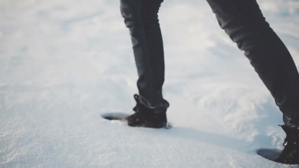 Nahaufnahme von Frauenfüßen, die im Schnee gehen — Stockvideo