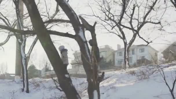 Casal caminhando pela rua nevada câmera lenta — Vídeo de Stock