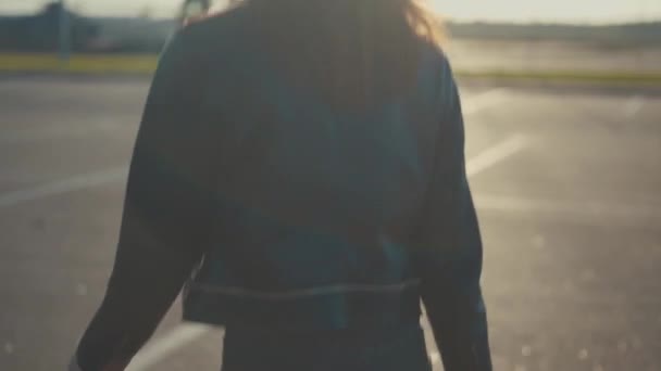 若い赤い髪の女性のオートバイの肖像画 — ストック動画