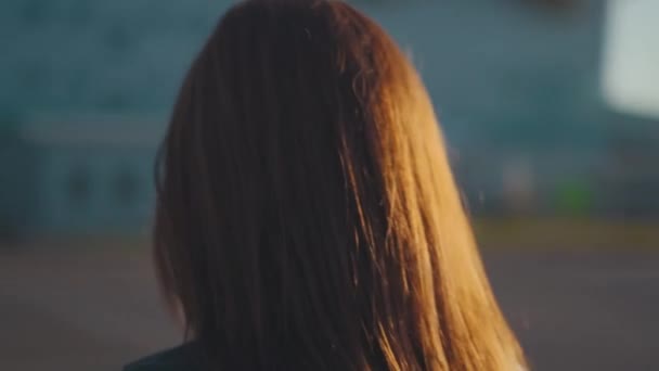 Retrato de jovem mulher de cabelos vermelhos motociclista — Vídeo de Stock