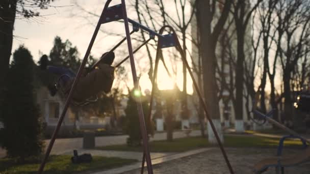 Vörös hajú nő hintázik a városban lassított felvétel — Stock videók