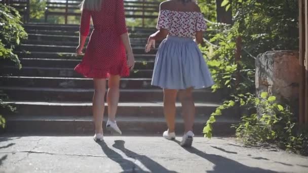 Deux jeunes femmes blondes soufflent des bulles dans le parc — Video