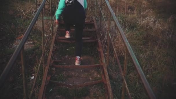 Молода Жінка Ходить Сходах Ведуть Пляж Під Час Заходу Сонця — стокове відео