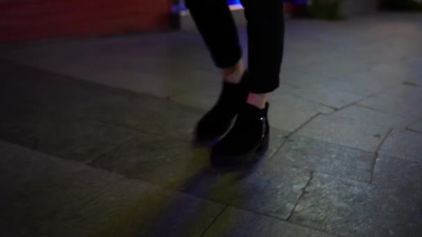 Joven mujer caminando por la noche en la calle cámara lenta — Vídeo de stock