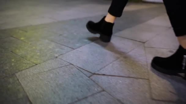 Młoda kobieta spacerująca nocą po ulicy w zwolnionym tempie — Wideo stockowe