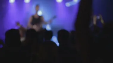 Bir DJ partisindeki kalabalığın görüntüsü.