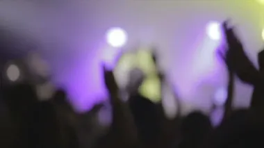 Bir DJ partisindeki kalabalığın görüntüsü.