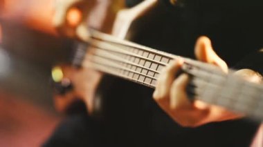 Adam bas gitarist konser Sahne Alanı'nda elektrik gitar çalmak