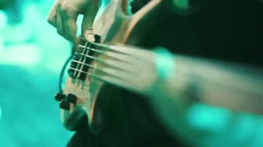 Adam bas gitarist konser Sahne Alanı'nda elektrik gitar çalmak