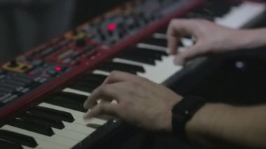 Klavye synthesizer piyano tuşlarında oynarken müzisyen