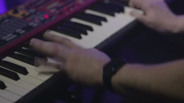 Klavye synthesizer piyano tuşlarında oynarken müzisyen