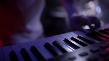 Klavye synthesizer piyano tuşlarında oynarken müzisyen