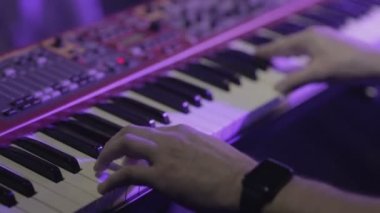 Klavye synthesizer piyano tuşlarında oynarken müzisyen