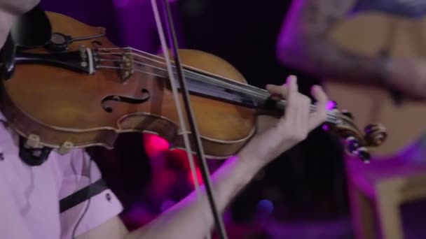 Крупный план музыканта, играющего на скрипке классическую музыку — стоковое видео