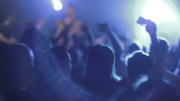 Felvétel egy tömegről, amint buliznak egy DJ partin — Stock videók
