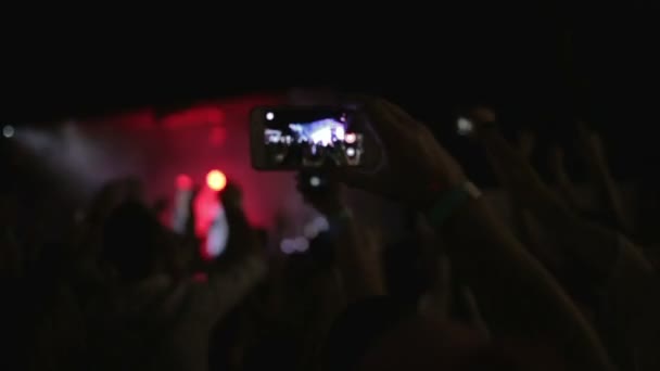 Imágenes de una multitud festejando en una fiesta de DJ — Vídeos de Stock