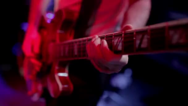 Гітарист грає на електрогітарі на сцені концерту — стокове відео