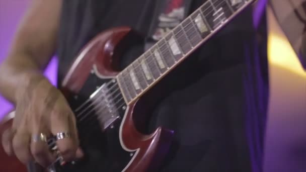 Gitarist speelt elektrische gitaar op concertpodium — Stockvideo
