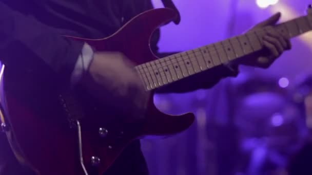 Gitarzysta grający na gitarze elektrycznej na scenie koncertowej — Wideo stockowe