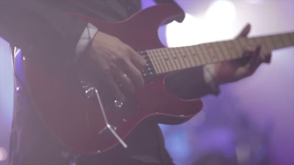 Gitarzysta grający na gitarze elektrycznej na scenie koncertowej slow motion — Wideo stockowe