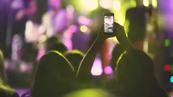 Hände in der Menge, Smartphone in der Hand und Musikdarbietung auf der Bühne — Stockvideo