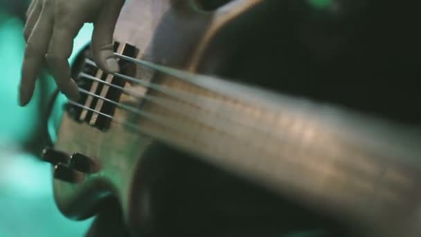 Hombre bajo guitarrista tocando la guitarra eléctrica en el escenario de concierto — Vídeo de stock