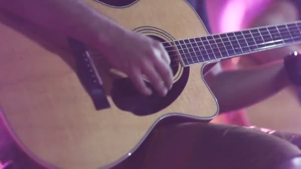 Mężczyzna gra na gitarze z bliska akustyczne gitara klasyczna — Wideo stockowe