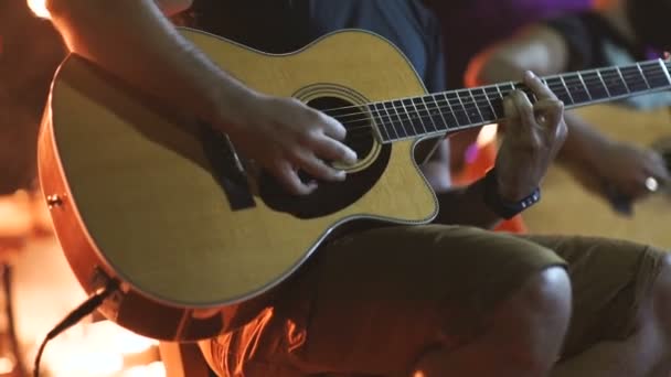 Mann spielt Gitarre aus nächster Nähe akustische klassische Gitarre — Stockvideo