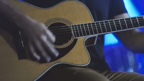 Homem tocando guitarra close up guitarra clássica acústica — Vídeo de Stock