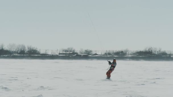 Ludzie jeżdżą na zimowym snowkitingwinter — Wideo stockowe