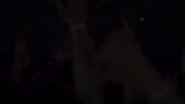 İki kadın DJ gece kulübündeki karıştırma konsolunda müzik çalıyor.