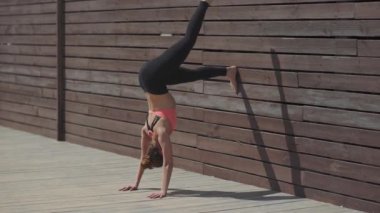 Yoga amut pozlar duvarda güneşli gün pratik kadın
