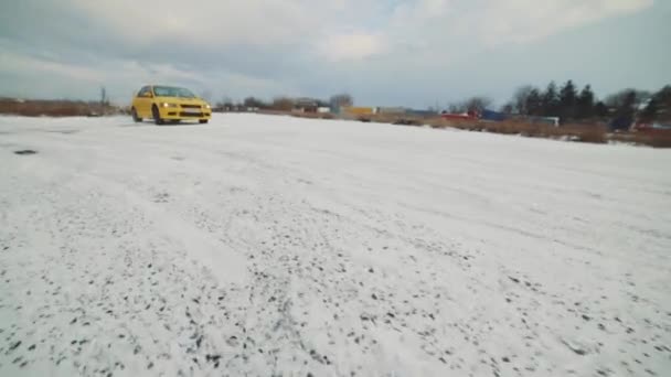 Rennwagen driftet auf der Schnee-Rallye-Strecke in Zeitlupe — Stockvideo