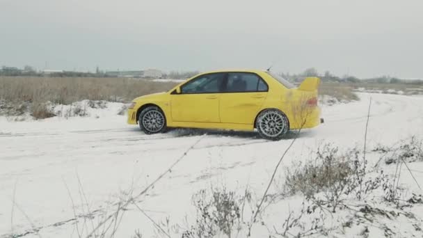 Course voiture d'entraînement dérive sur la piste de rallye de neige au ralenti — Video